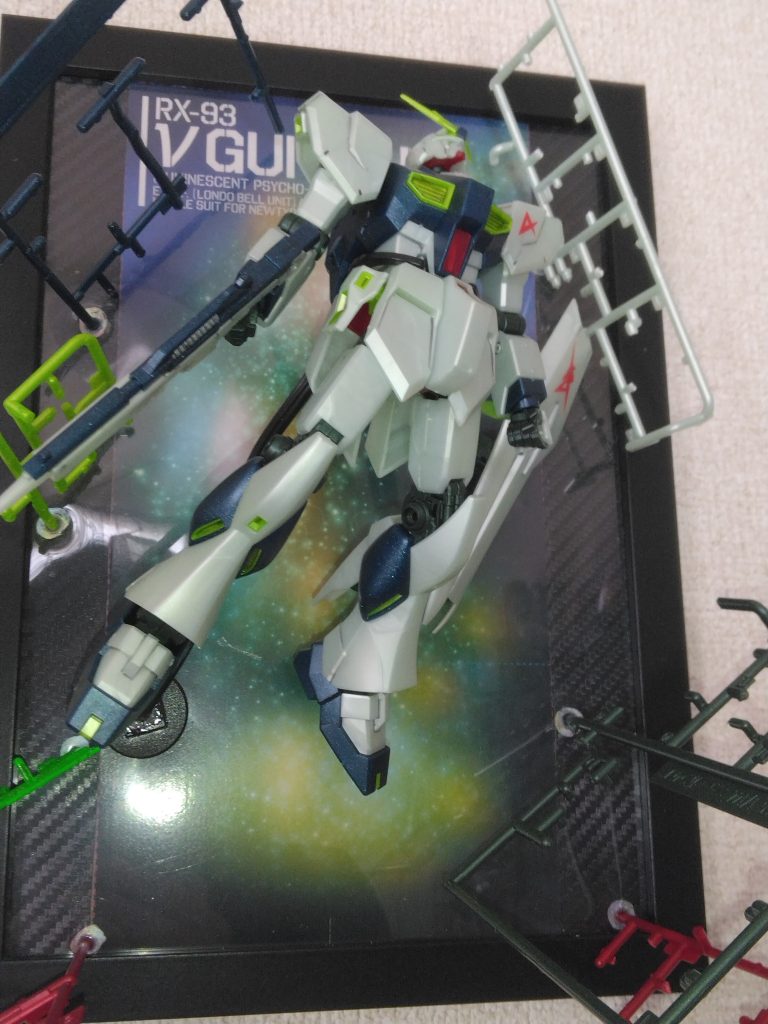 本体への加工は特にせず、墨入れ、付属のデカールを貼ったのみです。箱裏の背景シートを使用して逆シャア本編ラストシーンイメージを雰囲気的に作ってみましたが上手くいきませんでしたね😅