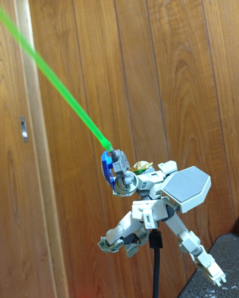 ビームライフルはビームサーベルを先端に仕込んで槍のような形で仕上げました。に