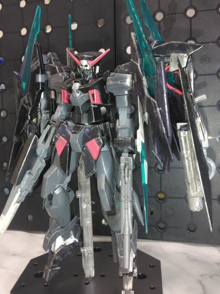 ダークハウンドを昔に初めて見たとき惚れてしまって改造、ちょい足しを繰り返し今の形になりました。基本はAGE-2系の武装をメインにミキシングして射撃武装を他作品から取り付けています。厨二病心で1対多数を得意な戦闘スタイルな設定にしてます😓