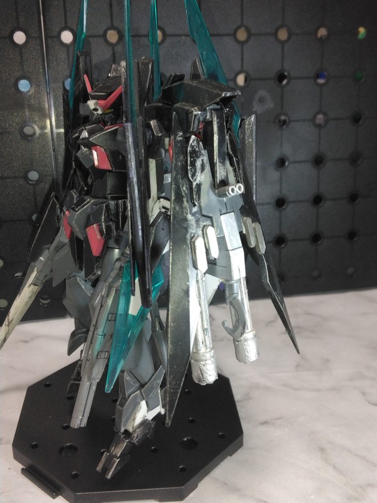 プラ板で少し装飾を作って邪魔にならない箇所に取り付け。塗装ハゲも戦闘跡っぽいかな?と思ってそのままにしています。ただただ剥がれただけですが…