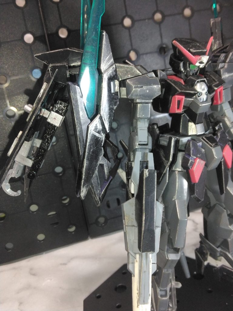 銃メインの機体がたまに使う剣みたいなのが個人的に好きで、ダークハウンドのバインダーにブシドーアヘッドからサーベルホルダーを隠し刀としてつけています。でも実際AGE-2マグナムから武装を取り寄せてる関係で剣武器がちらほら見えるのでどちらかと言えばフルアーマーに近いのかな?