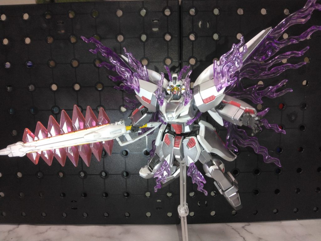 こちらもファントムライトのエフェクトは全部付けると写真に収まらないため、付けたい所のみ付けています。クジャクも付属するのでクロスボーンX-0ぽいですね。