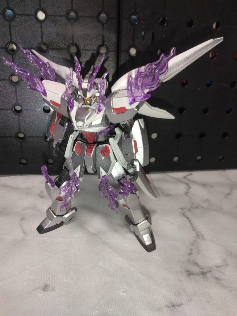 クロスボーン系は数体制作したのですが、銀色の装甲があまり他作品にない感じがしたのと、オッドアイがめちゃくちゃ心を揺さぶりまして、今回もオッドアイの頭部のみを作って飾っています😅