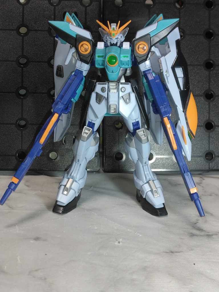 ほぼ素組みですが、ロボット魂っぽく部分塗装、アンテナのシャープ化を行っています。ウイング系では珍しい色味。内部フレームも青く、普段のウイングゼロを見慣れているからか、流石はガンダムブレイカー機体という感じ。