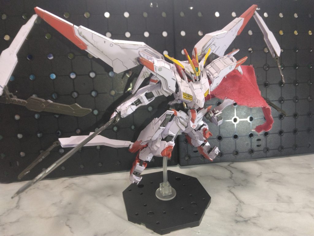 右腰アーマーの隠し腕のジョイントが細く、ポキッと折れたので接着して慎重に撮影しています😅