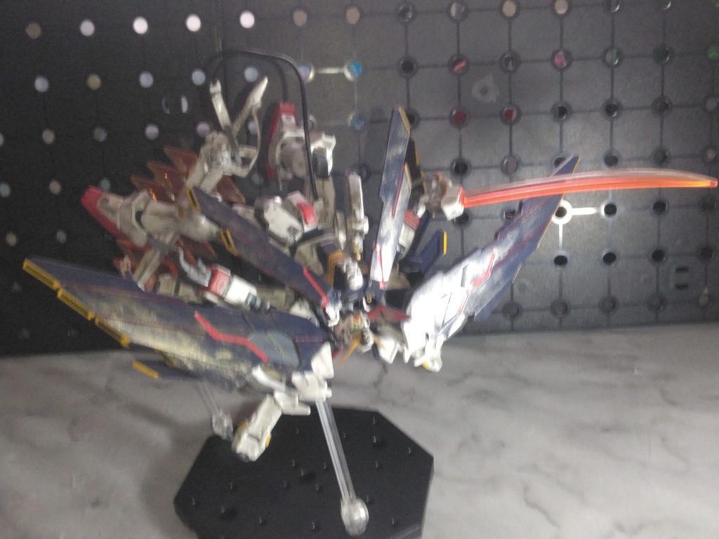 引きで撮影したので、少し遠いですがシザーアンカーでムラマサブラスターをつかみ敵を切るシーン。キンケドゥ「なんとぉぉー！」がやりたくて制作しました。HGでは可動に少し無理がありますが、概ね満足しています。