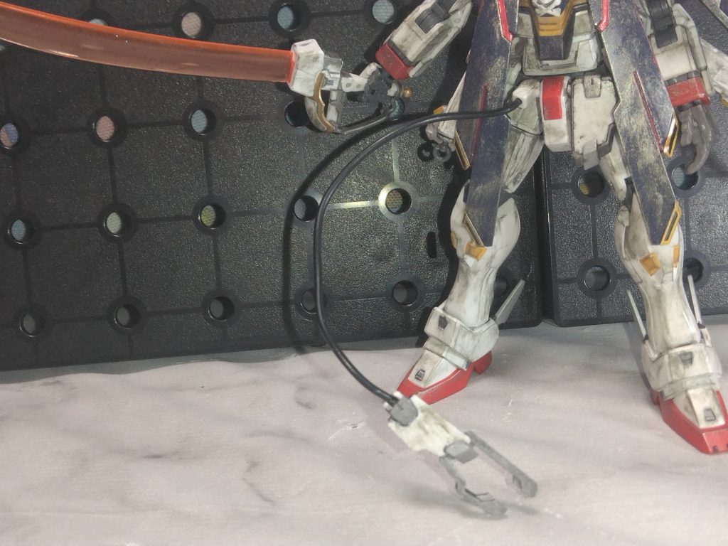 ビームザンバーはゴールドを入れたら映えるようになって気に入っています。メタルビルドのPVではフルクロス内のヒートカッターが大型化していて、それも再現したかったのですが、自分の実力と相談した結果…色味だけ付けることに😅