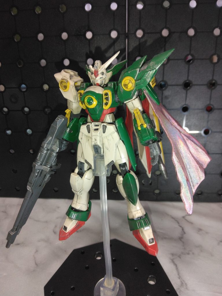 ダクト、バルカンなど自分好みに塗装してみました。バスターライフルも少し色味を足してメタロボ風味に