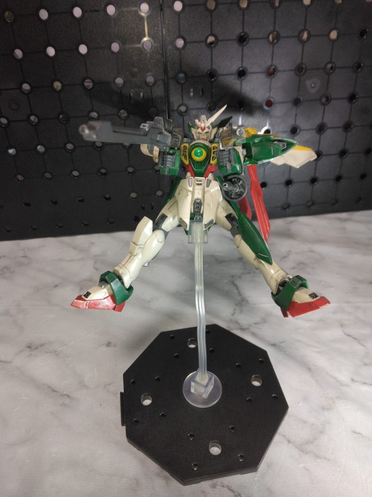 2丁なのか3丁銃なのか分からないポーズ