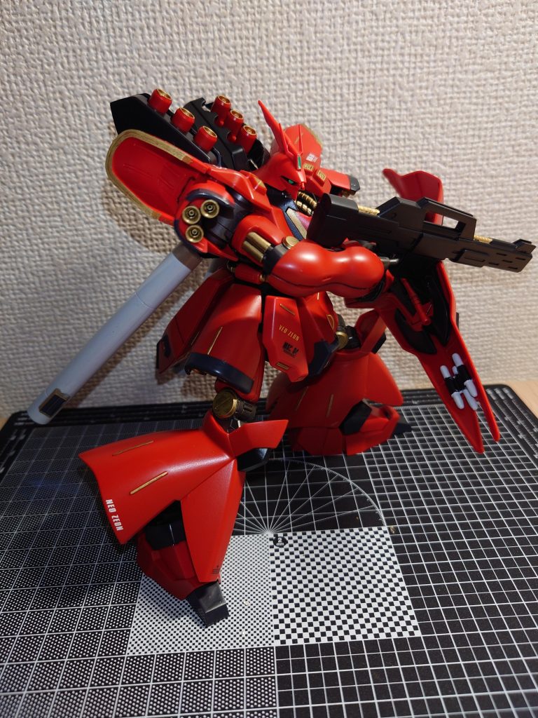 水性ホビーカラーのファントムグレーとガンダムマーカーのゴールドでアクセント付け程度に部分塗装してます。プロペラントタンクは延長して白く塗り直しました。仕上げに半光沢の水性プレミアムトップコートを吹いています。