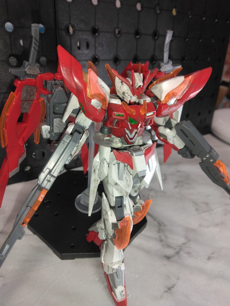 装甲やモールド部分にゴールド、シルバーなどを使って塗装してみましたが、意外と一部分にゴールドがあっても違和感ないのでは？と個人的に。本家とガラッと変わりクリアパーツが使われているのも特徴的ですよね。活躍は正直知りません。ウイング系というだけで当時購入したので😅