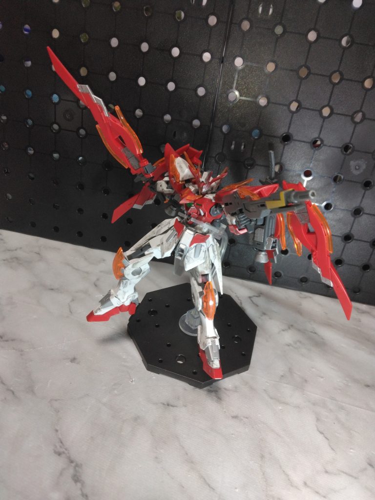 ウイングバインダーがソードとして使えるのは凄いですね。格闘メインの機体なんですかね？にわかでポージングが分からない😅