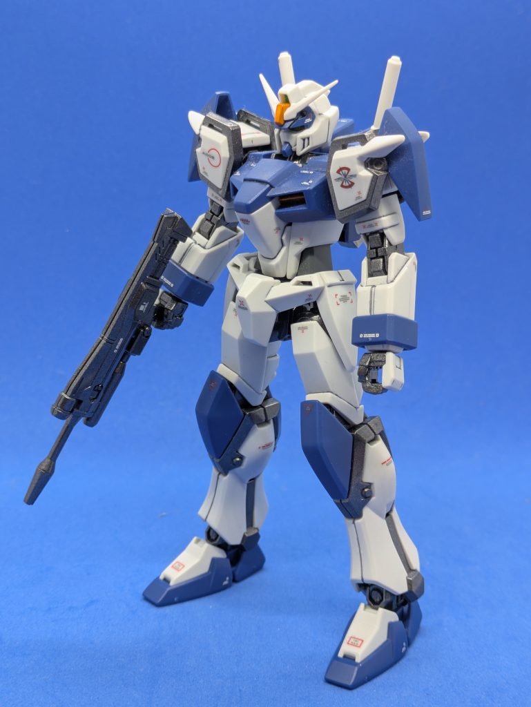 素のデュエルです。アサルトシュラウドなしの状態にもできます。デカールはRBコーションデカールと、ガンダムデカールのザフトのエンブレムを使っています。ビームライフルはありますがシールドが付属しないので、どこかから持ってくる必要があります。