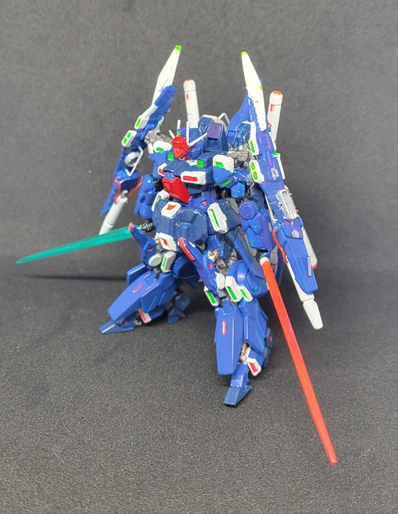 肩と、腕にあった羽根?を、刻んだりして肩のなが～いビーム砲。プラ板、ホチキス、チューブで、味付け。