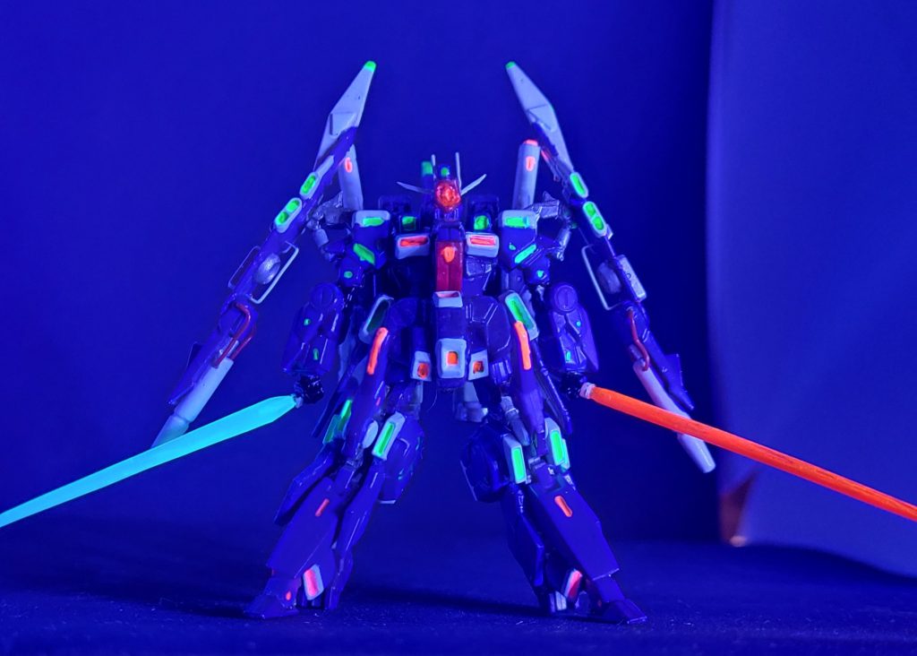 作るのは、結構早くできるんですけど、塗装～撮影で、大幅スピードダウンします…上手く塗れない…写真上手く撮れない(笑)ファーブニルって、悪MSで、いいんですよね? 