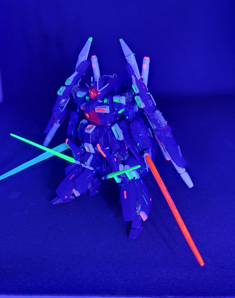 蛍光塗料塗りまくり…結構たのしい!光る(笑)