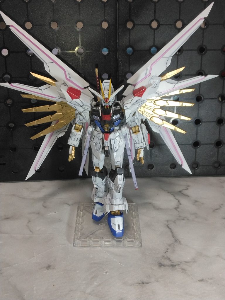 HGではない装甲のメリハリというか、メタロボに近いディテール感色も所々無かったので塗装して、劇中イメージで加工してみました。