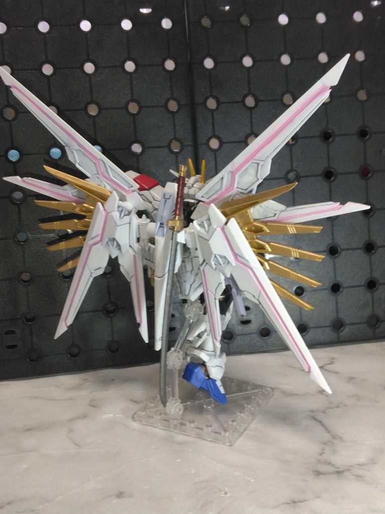 武装も最低限の色しかなかったので、メタロボを参考に塗装。