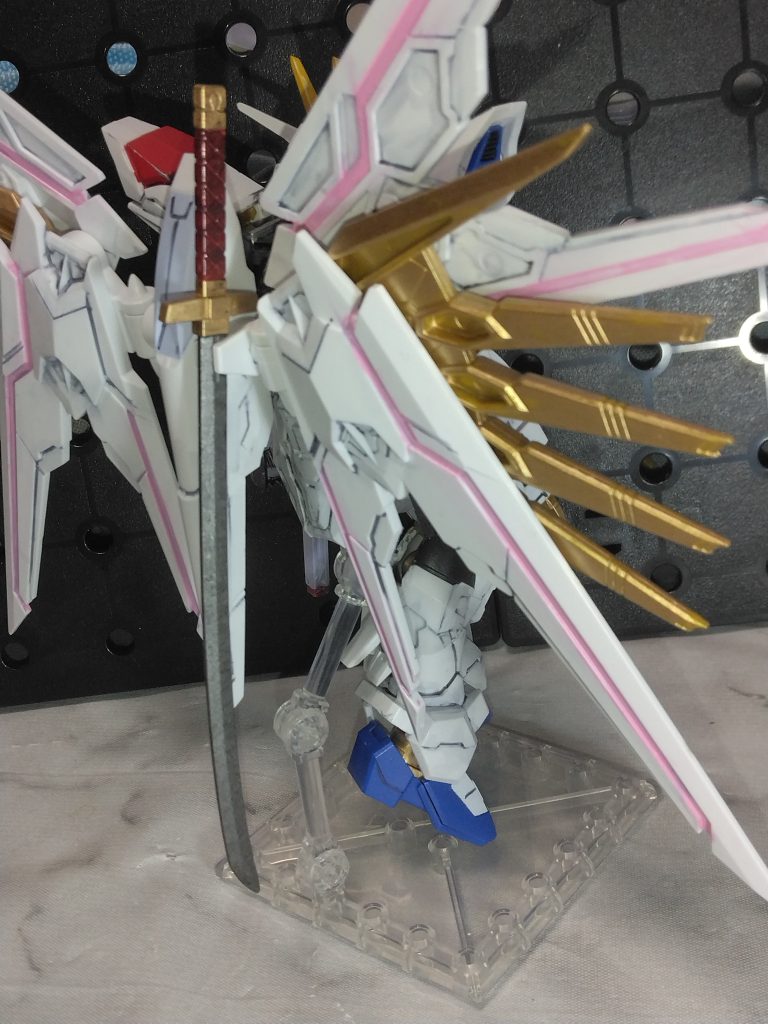 ディフェンダーのピンクが個人的に難しかったですね。手塗りの為、はみ出しては落としての繰り返し。後ろ側は見えないので多少はいいかなと目を瞑ります😅