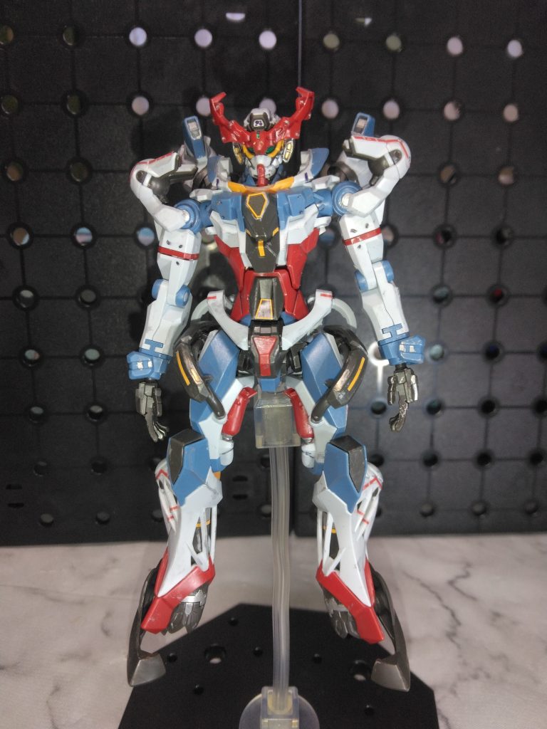 エ○ァっぽく塗装した作例も何件か見たのですが、普通のカラーだとガンダム?なのかな?とはなりますね。普通の角張った機体たちを見過ぎているからなのか?