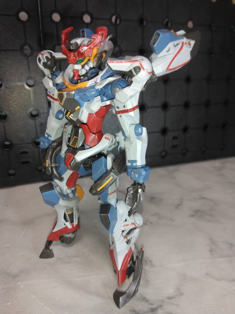 パーツが小さくて何度落として見つけるために立ち上がったことか…😅RG並で色分けも凄かったです。