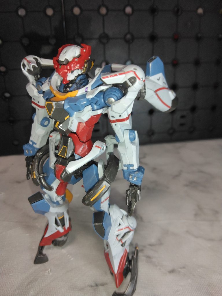 フレームや装甲のネジっぽく見えるところや色味が欲しいモールド部分に塗装、ウェザリングをしてみました。