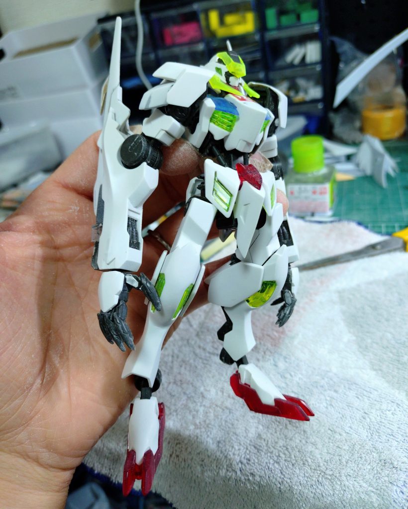 この塗装表現のために全身ディテールを毎日ひたすら削り落としました。まじしんどかった(笑)メッシュ+グラデーションに既存のディテールもあると塗装のしづらさと、くどくなりそうだったので。