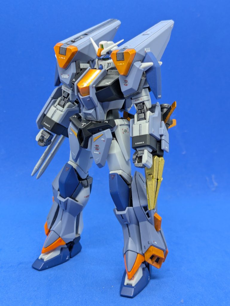 アサルトシュラウド装備。装備すると多少動かしづらくなります。特に肩のアーマーとアンテナが干渉しやすいので、アンテナを尖らせている場合は注意が必要だと思います。箱の絵だとビームライフルを持っていますが、劇中だと使ってなかったと思うので、あえて持たせていません。