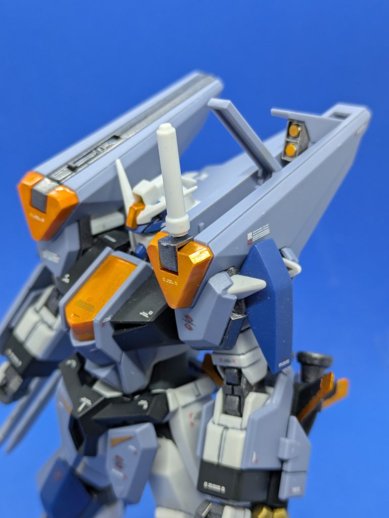 ビームサーベル・マグナセクティオとAIM-627G 自立誘導中距離空対空ミサイル トーレンス。この形態だとビームサーベルは1本だけです。トーレンスはそのままだとグレー1色なので、メタリックオレンジとガンメタルで塗装しました。