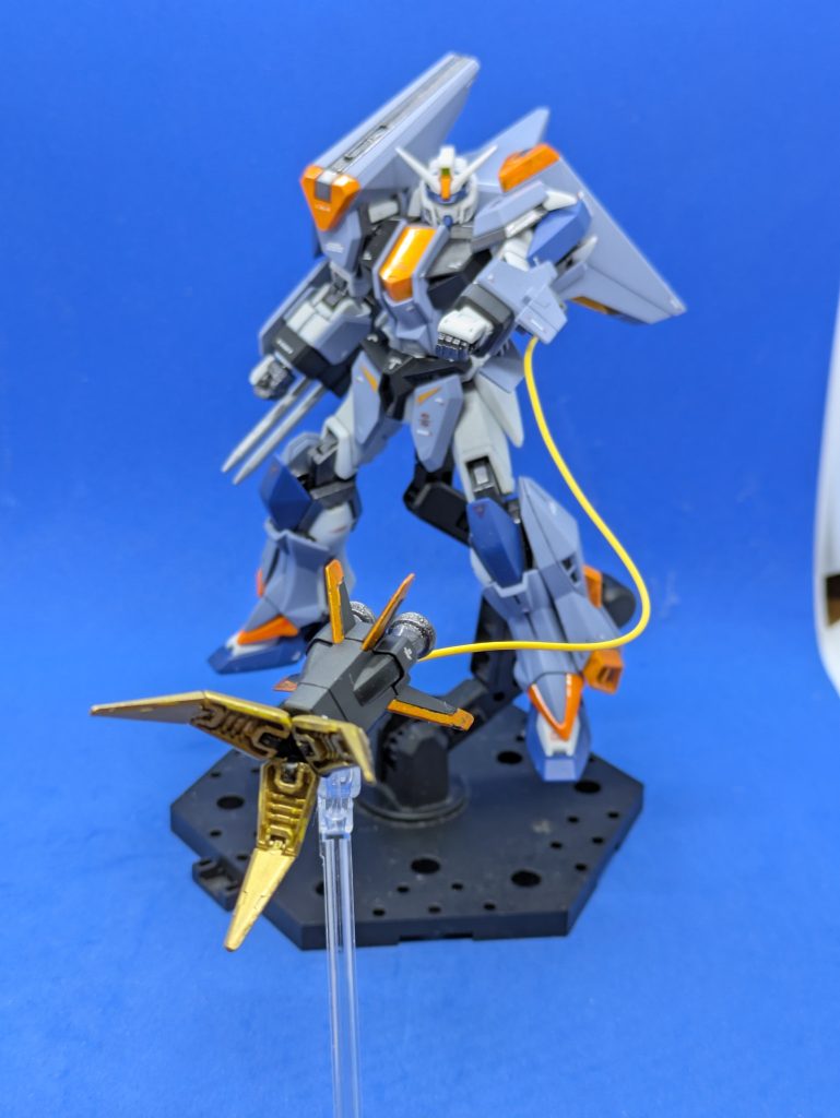 XM-53S ピアサーロック グレイプニールⅡ。黄色のリード線が付属しており射出状態を再現できます。クロー部分をゴールド、羽根の一部をメタリックオレンジで塗装しました。