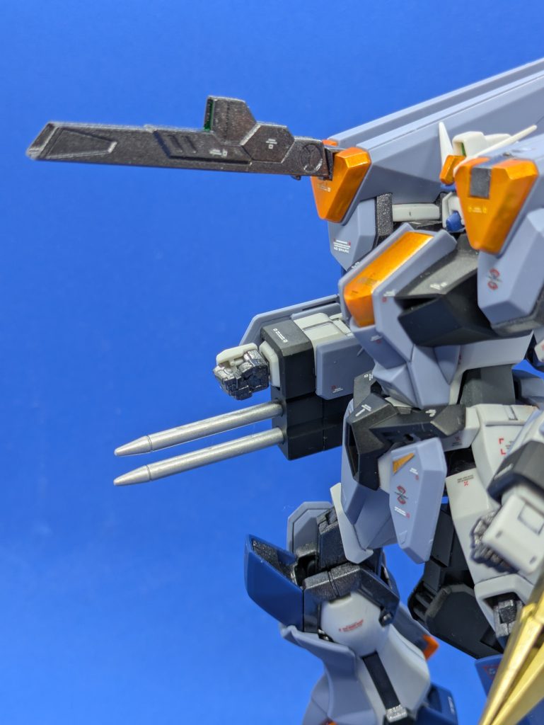 MA-M1600/D2 高エネルギービーム砲。ガンメタルで塗装しています。取り外せるのでグリップを引き出して手に持たせることもできます。クリアランスを考慮しなかったので、動かすたびにデカールが削れないか心配になります。