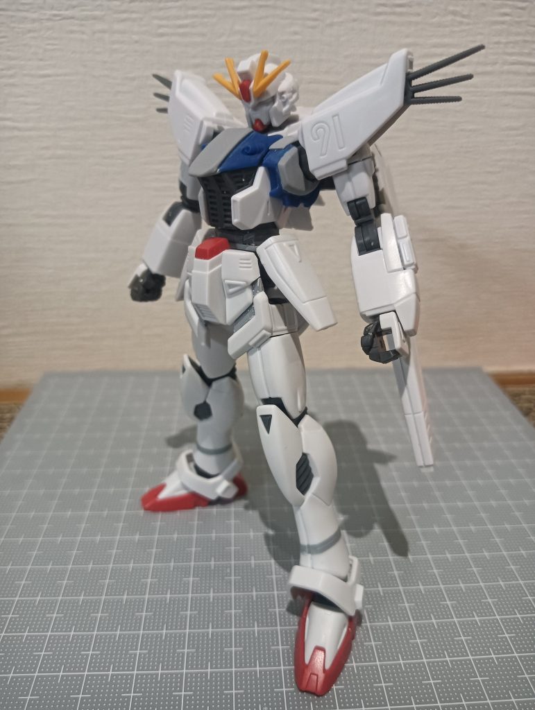 素組のプロポーションだとイマイチバランスが悪い感じがしたのでボディの幅とジョイントを１ミリ延長、足も2ミリ延長、フロントスカートは展開して排熱ダクトをイメージ、写真ではしてませんが、ヴェスパーは１０ミリ延長しました！