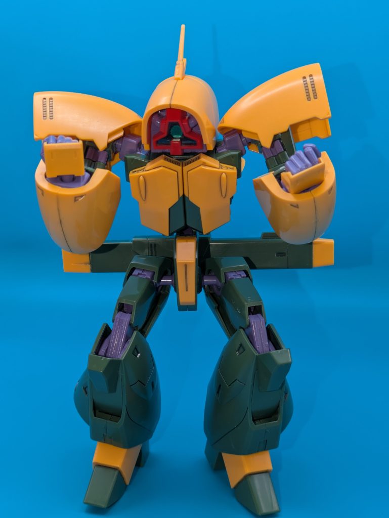 踏ん張りポーズで立てました。このキット、股間の支柱？が丸見えなのが残念。。