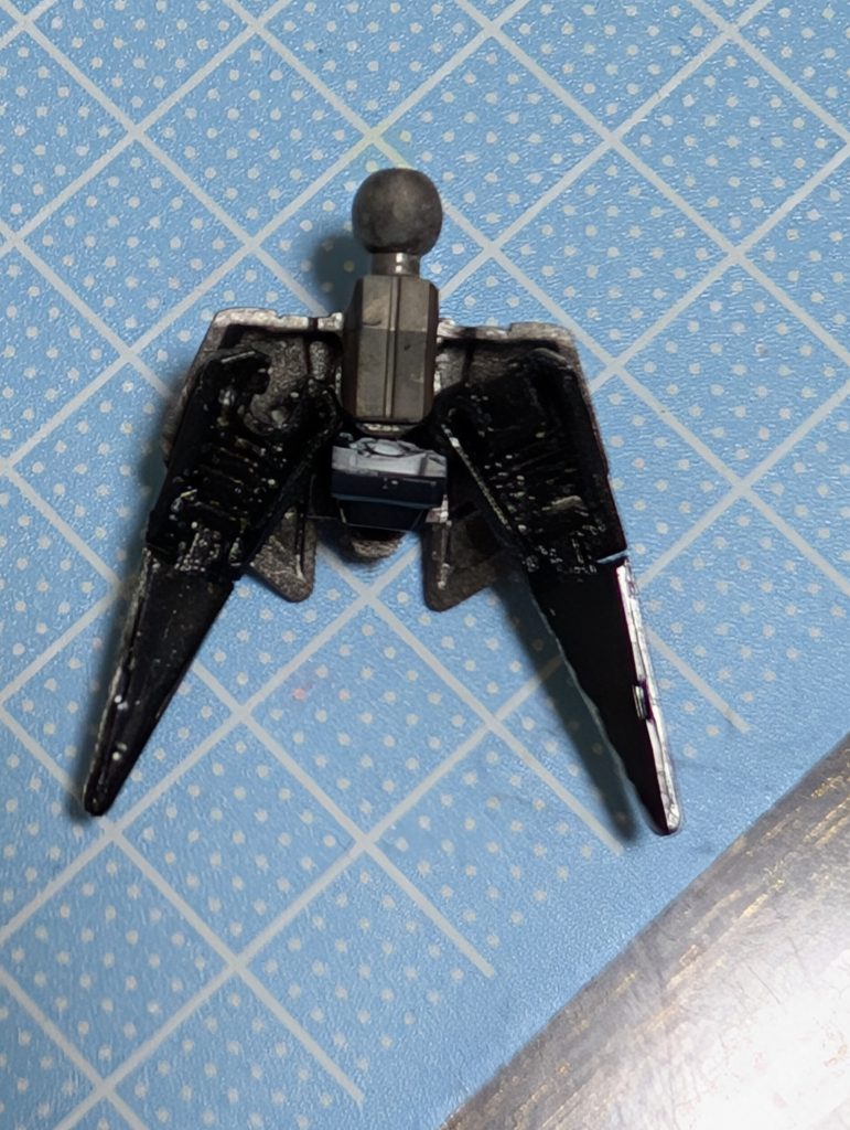 爪の装備は、SDEXエールストライクの前スカート部分に、デュエルブリッツの爪、その他ジャンクパーツを強引に接着して作りました。片腕がこういう大きめ武装になっているデザインはとても好きなので、今後も擦っていきたいです。