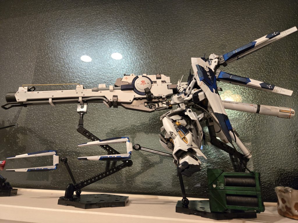 せっかくなのでパッケージ風にディスプレイ。でっかーい!説明不要!RGは塗った際のクオリティアップが段違いですね。とても楽しく製作できました。