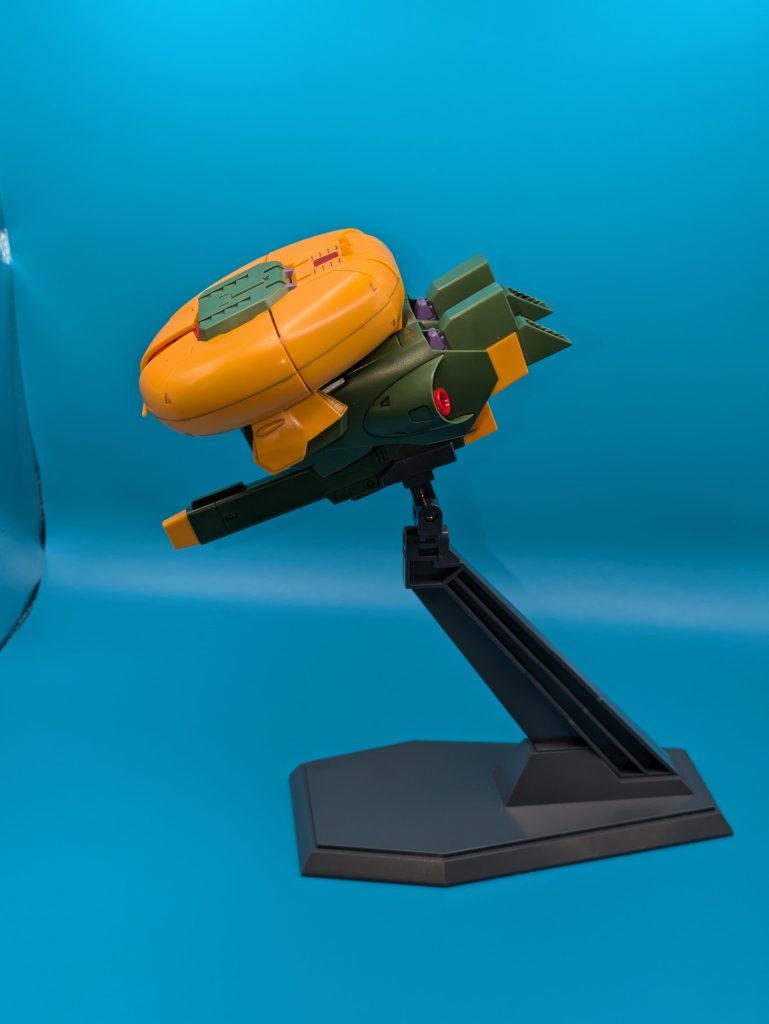 脚を後ろへ頭拡げて横に向けて格納