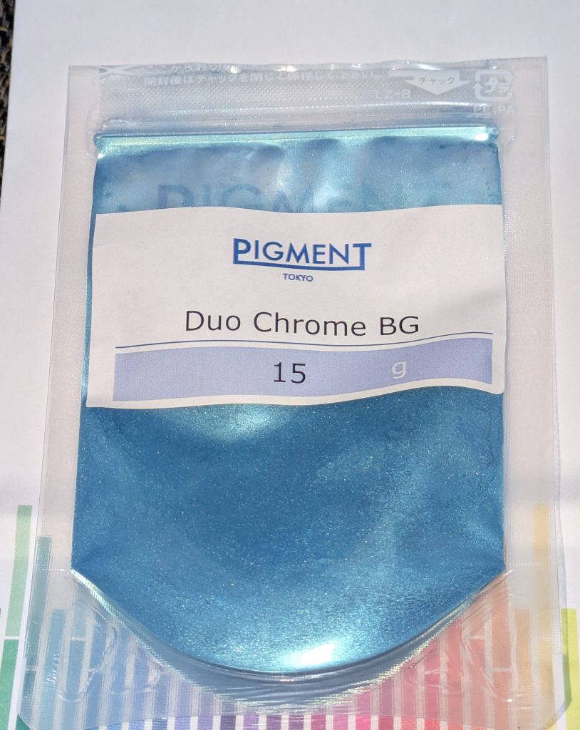 pigmentのデュオクロムBGをクレオスの水性クリアに混ぜて、形成色の上から吹き付けてます。 