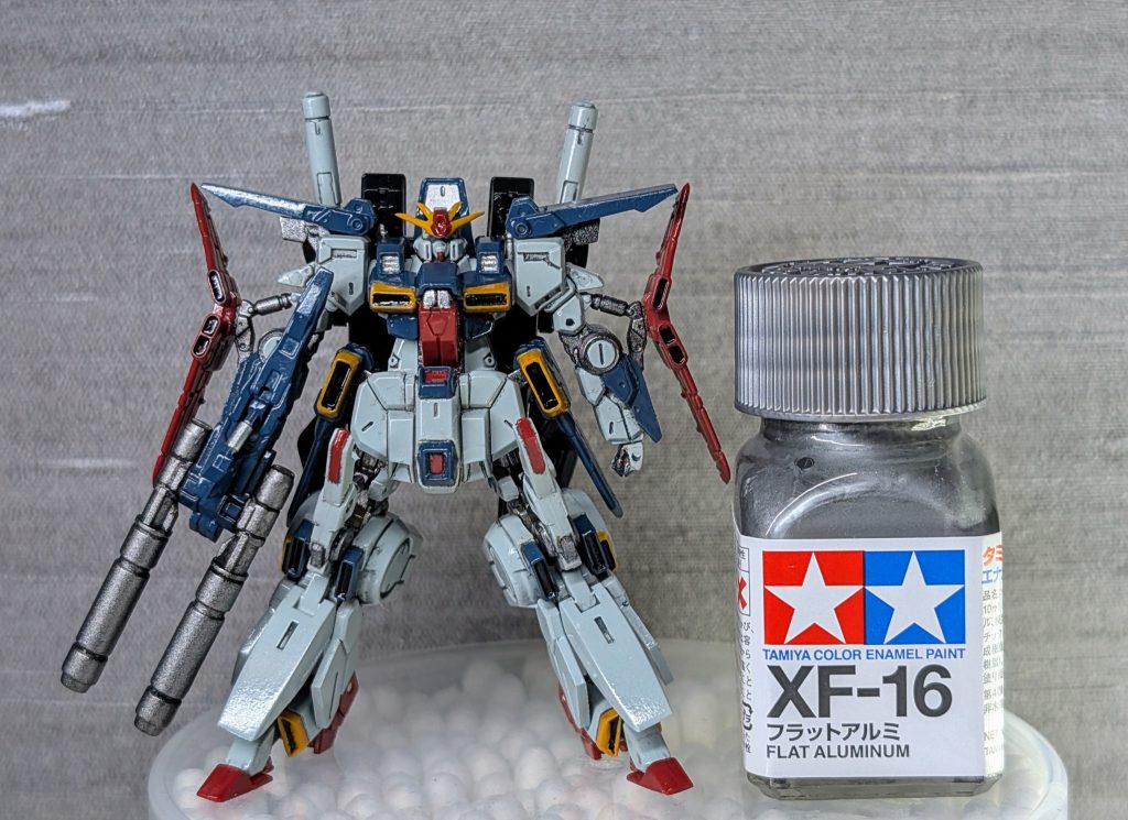 タミヤエナメルの瓶とツーショットです。小さくても塗装するとすごい密度で感動します...これをアテに晩酌します☺️なによりパーツが小さいので作業スペースを取らない!ワンルームサラリーマンには地味に嬉しい。