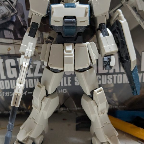   約12年前のキッドで古いガンプラの割に、結構カッコ良いです。  YouTubeで、中国版パクリのHG Ez-8を見て、『何だ！これカッコ良い』と思い。積みプラ棚から10年前に、プレバンで購入したEz-8を引っ張り出して仮組みしてみました。 改修目標は、中国版パクリのスタイリッシュなEz-8を目指す。  取り敢えず顎が、引ける様に改修しました。これだけで印象が、かなり変わりました。 （2枚目）
