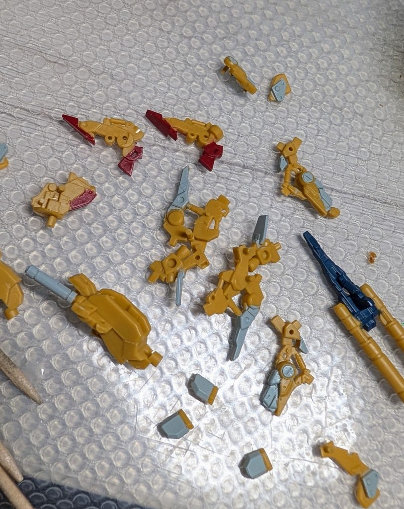 小さくてマスキング難しかったです。 水性ホビーでエアブラシ塗装。サフは無しです。グリーンとガンダムホワイトをメインとし、ブルーを少しだけ混ぜて調色しました。すこし緑に振りすぎた感じはしますが、組んでみると丁度良く見えたので一安心。いつもはつや消しなのですが、なんとなく光沢で終わらせたかったので仕上げにクリアーを吹いてます。流石に細かすぎる場所やマスキングのはみ出し等は筆を使いました!