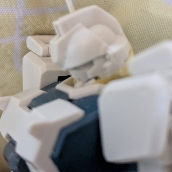   約12年前のキッドで古いガンプラの割に、結構カッコ良いです。  YouTubeで、中国版パクリのHG Ez-8を見て、『何だ！これカッコ良い』と思い。積みプラ棚から10年前に、プレバンで購入したEz-8を引っ張り出して仮組みしてみました。 改修目標は、中国版パクリのスタイリッシュなEz-8を目指す。  取り敢えず顎が、引ける様に改修しました。これだけで印象が、かなり変わりました。 （3枚目）