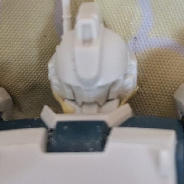   約12年前のキッドで古いガンプラの割に、結構カッコ良いです。  YouTubeで、中国版パクリのHG Ez-8を見て、『何だ！これカッコ良い』と思い。積みプラ棚から10年前に、プレバンで購入したEz-8を引っ張り出して仮組みしてみました。 改修目標は、中国版パクリのスタイリッシュなEz-8を目指す。  取り敢えず顎が、引ける様に改修しました。これだけで印象が、かなり変わりました。 （4枚目）