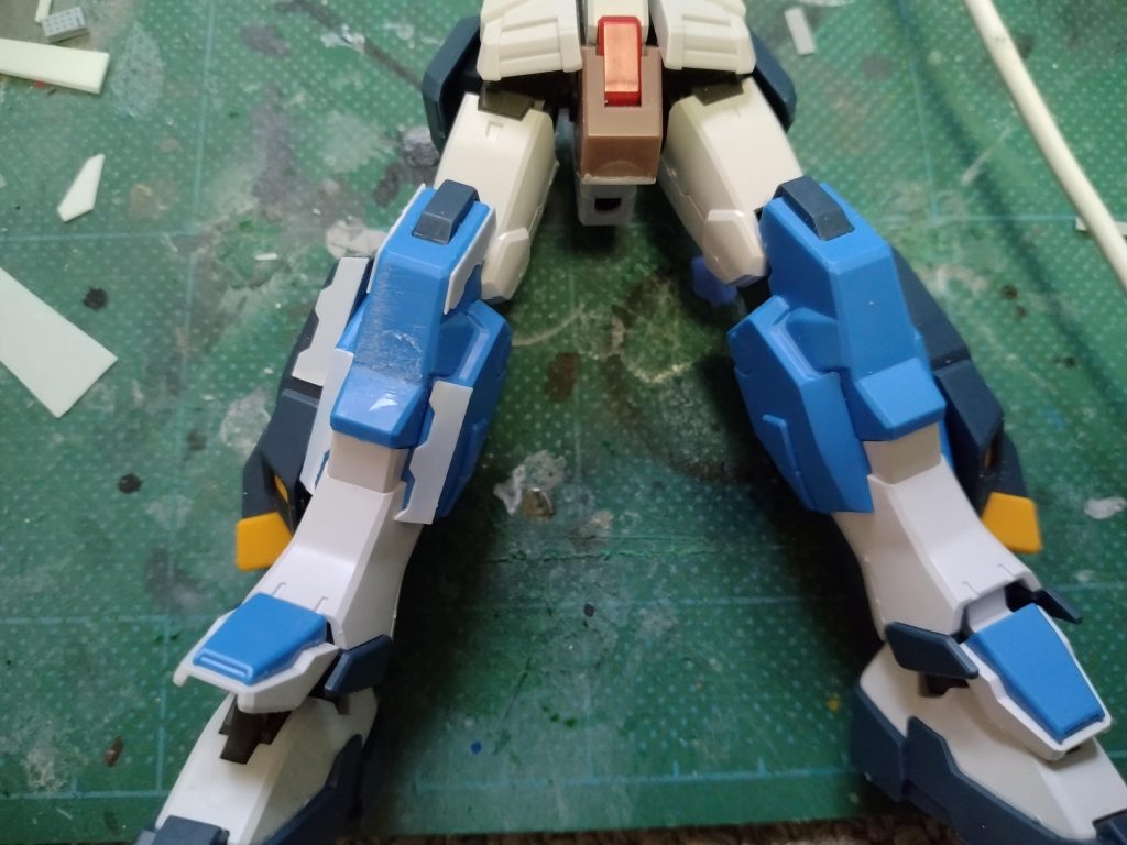 脚部はそこまで大改修せず、プラバン貼って、フロントアーマーをキャバルリーに変更、ルブリスソーンのパーツを追加