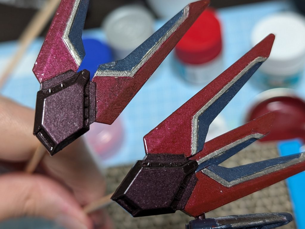 翼の色はなかなか納得いかず、何度か塗り直しました…。赤さと暗さのバランスが難しく、ジャスティス系と被らないように…という感じで、最終的には右で落ち着きました。