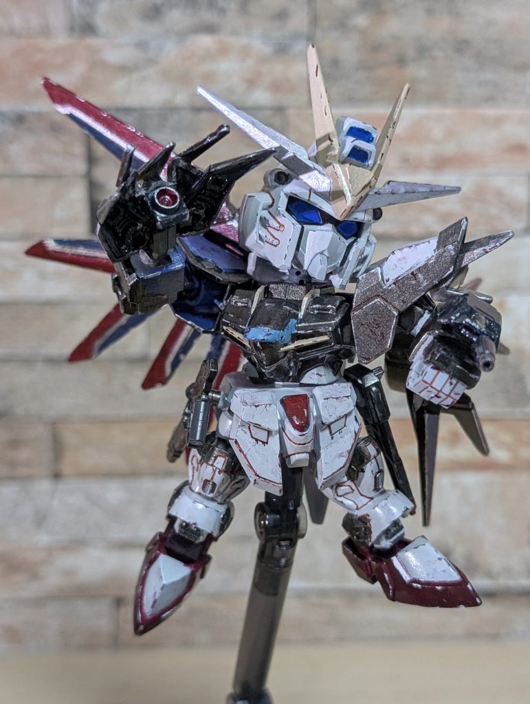 ライフリの特徴でもあったシールドをあえて無くし、自身のダメージを顧みず捨て身で戦うイメージです。左の射撃装備で牽制した後、敵陣に飛び込んで爪で暴れ回るという、今までのフリーダム系列とは印象の異なる戦い方を想定しています。