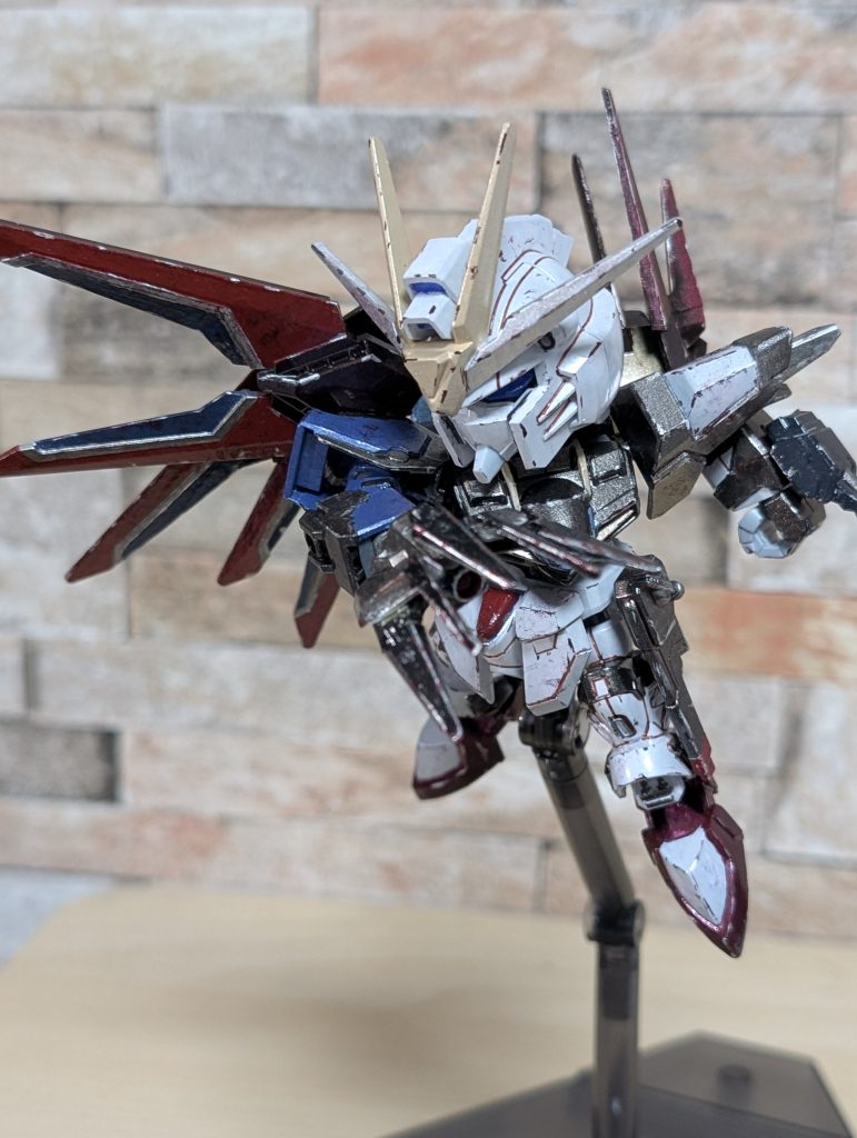 翼は、フリーダムの翼が赤く染まっていくイメージで塗りました。赤っぽい色で全体的に少し派手めに汚して、返り血を浴びつつボロボロになっているような感じです。やりすぎた結果、塗り直す羽目になった部分も多々ありました。