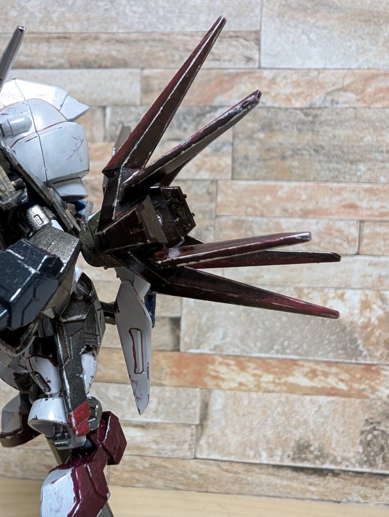 ブースターは、SDEXエールストライクのエールストライカー+アンテナ部分をウィングに見立てて接着。翼と爪で右側に寄りすぎたバランスを整えてくれました。SDのサイズ感ならではのパーツの使い方、といった感じで気に入っています!