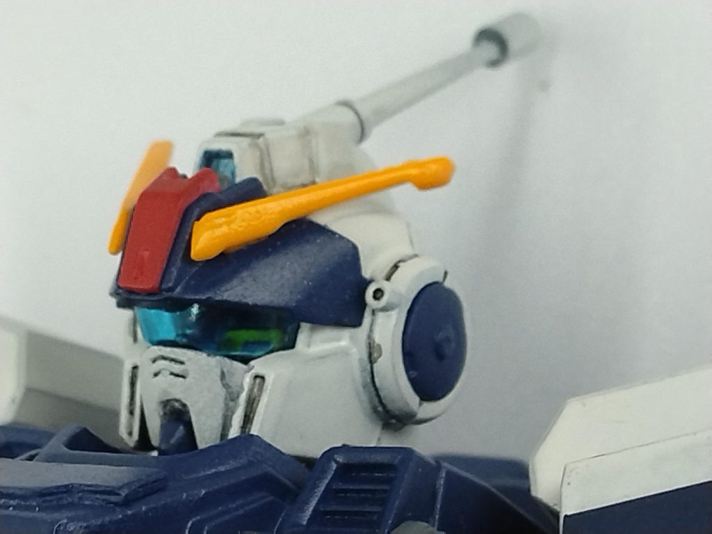 頭部はセンサー越しにもツインアイが見えるようクリアパーツは未塗装。フェイスパーツはAGE-1