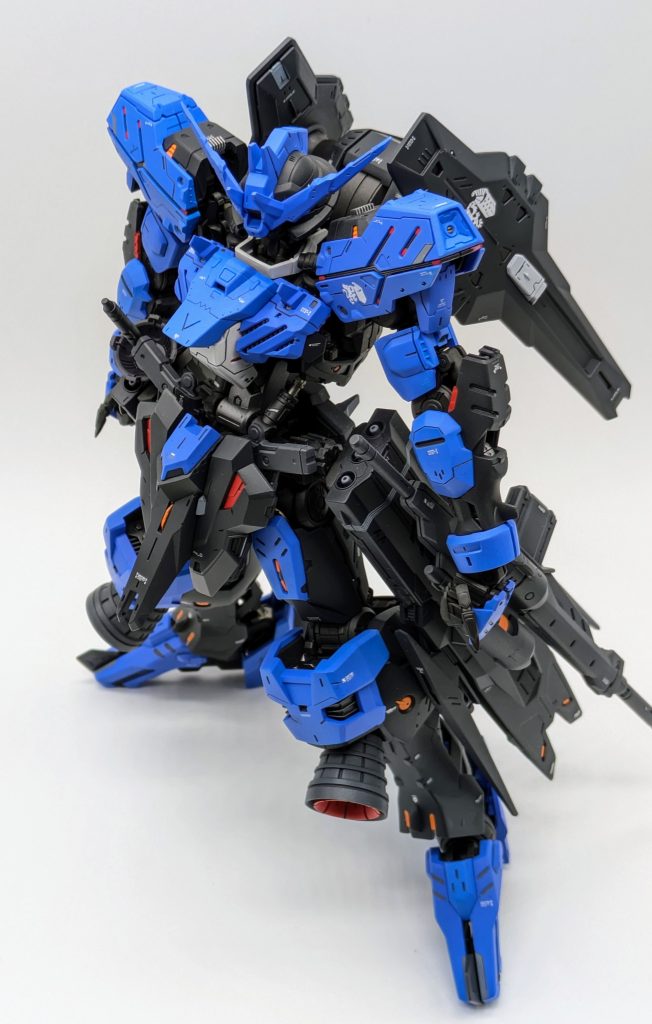 各パーツにメカディティールやスジボリを追加して色分けも行いました。ライトグレーとオレンジよ差し色をアレンジとして加えています