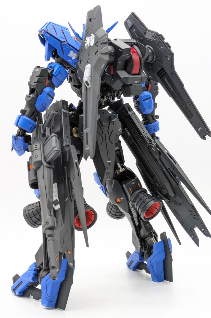 今回、いつも使っているトップコート（つや消し）に少し光沢を混ぜて半光沢まで行かないつや消しに調整しました。気に入ったのでまた使ってみようと思います